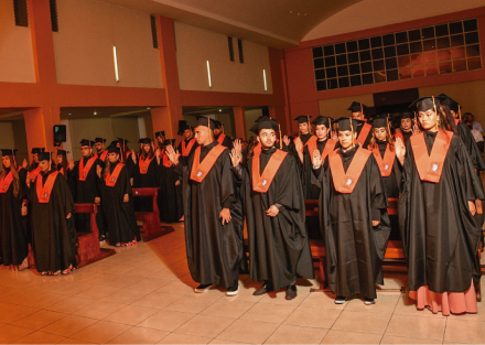 Nuevos graduados Bonaventurianos en el lugar de desarrollo Armenia